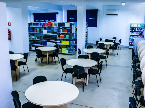 Biblioteca com amplo acervo para o Curso de Direito