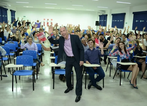 Auditório com alunos FIMCA